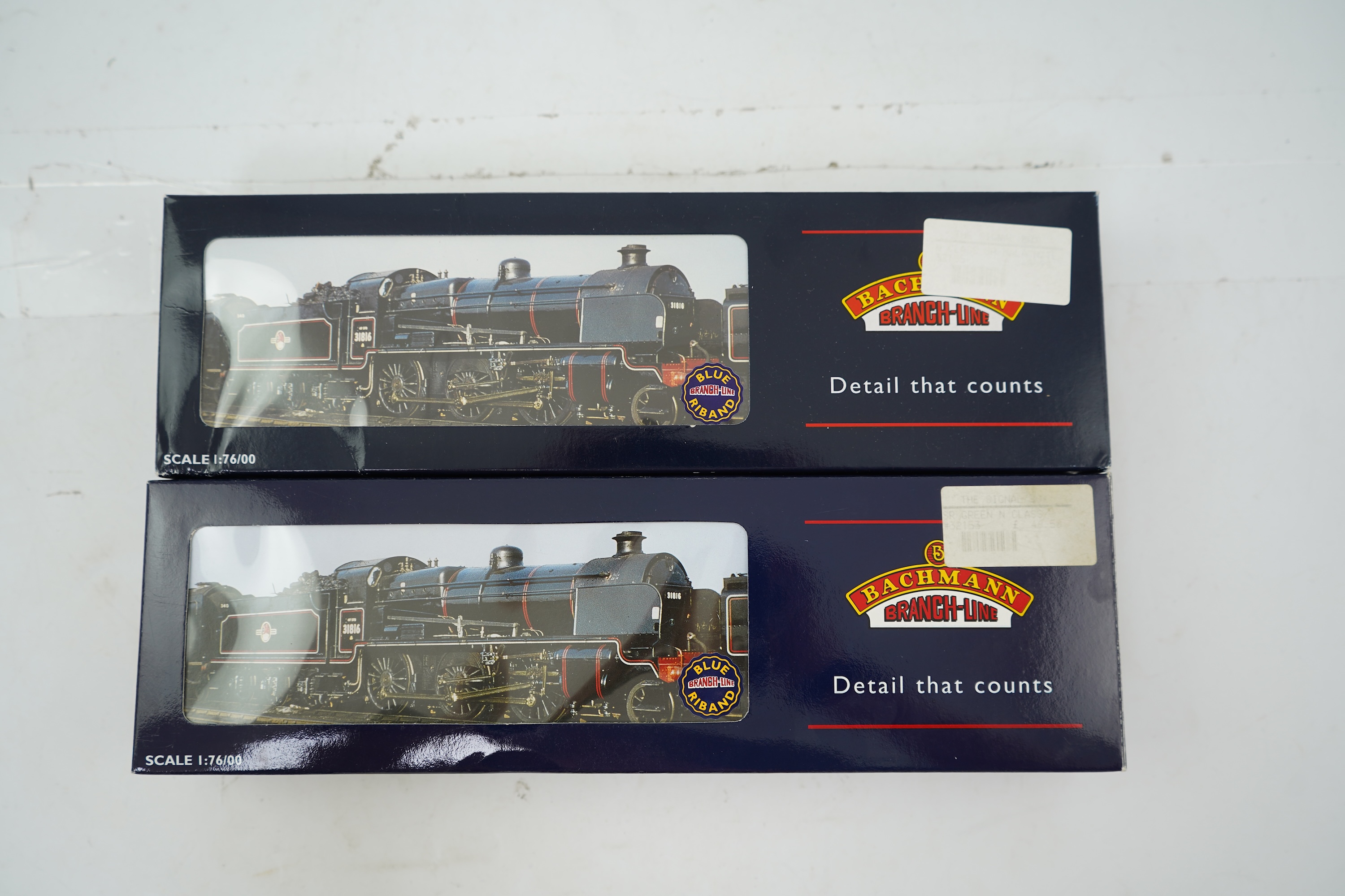 Two boxed Bachmann Branchline 00 gauge railway Southern Railway N Class tender locomotives; 1824 (32-153), together with 1864 (32-155)